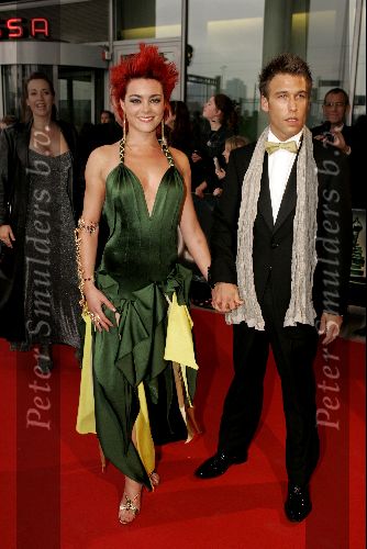 Rotterdam  10 mei 2004
Uitreiking Musical Awards in nieuw Luxor.
Kim Lian v d Weij met sexy jurk en vriend
