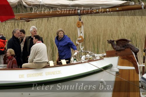 Muiden 2 mei 2004
Koningin Beatrix voor het eerst dit jaar weer varen met de Groene Draeck.