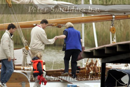 Muiden 2 mei 2004
Koningin Beatrix voor het eerst dit jaar weer varen met de Groene Draeck.