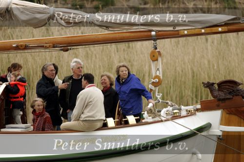 Muiden 2 mei 2004
Koningin Beatrix voor het eerst dit jaar weer varen met de Groene Draeck.