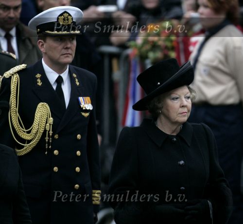 Amsterdam 4 mei 2004
Dodenherdenking op de dam met Koningin Beatrix Maxima en Prins Willem Alexander.