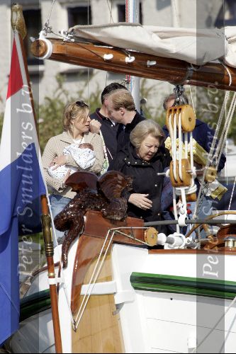 Muiden 9 mei 2004
Koningin Beatrix Prins Constantijn Prinses Laurentien varen met Groene Draeck.
Prinses Eloise en prins Claus  Cazimier.