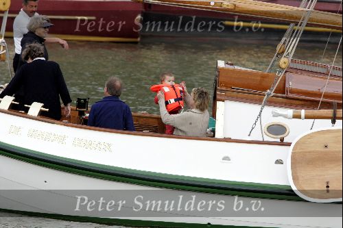 Muiden 9 mei 2004
Prins Constantijn met Prinses Laurentien en Prins Claus en prinses Eloise . Koningin Beatrix.
