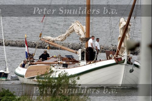 Muiden 9 mei 2004
Prins Constantijn met Prinses Laurentien en Prins Claus en prinses Eloise . Koningin Beatrix
Groene Draeck.