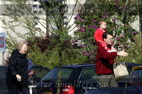 Muiden 9 mei 2004
Koningin Beatrix Prins Constantijn Prinses Laurentien varen met Groene Draeck.
Prinses Eloise en prins Claus  Cazimier.