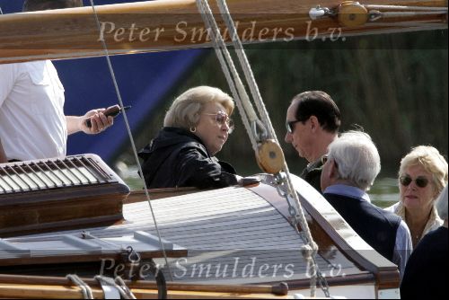 Muiden 29 mei 2004
Koningin Beatrix varen met Groene Draeck. rechts  een vriend van de koningin. Hij kwam samen met de koningin aan bij de boot