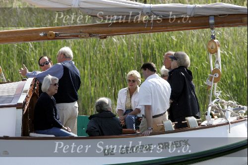 Muiden 29 mei 2004
Koningin Beatrix varen met Groene Draeck. Links een vriend van de koningin. Hij kwam samen met de koningin aan bij de boot