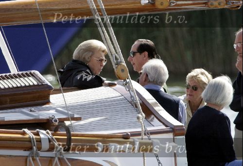 Muiden 29 mei 2004
Koningin Beatrix varen met Groene Draeck. rechts  een vriend van de koningin. Hij kwam samen met de koningin aan bij de boot