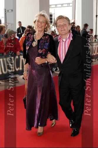 Rotterdam  10 mei 2004
Uitreiking Musical Awards in nieuw Luxor.
Koot v Doesburg met man.