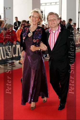 Rotterdam  10 mei 2004
Uitreiking Musical Awards in nieuw Luxor.
Koot v Doesburg met man.