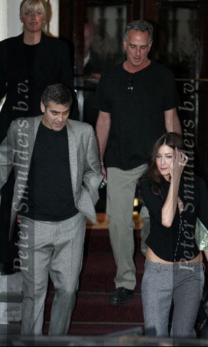 Amsterdam 17 mei 2004
George Clooney verlaat het Amstel Hotel met zijn vriendin Lisa Snoden.