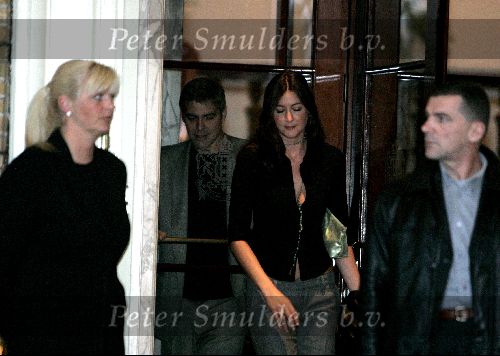 Amsterdam 17 mei 2004
George Clooney verlaat het Amstel Hotel met zijn vriendin Lisa Snoden.