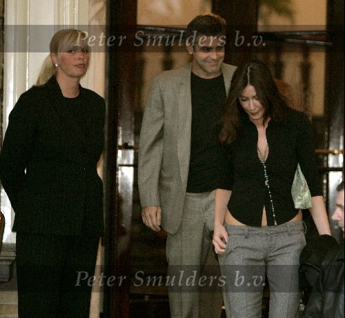 Amsterdam 17 mei 2004
George Clooney verlaat het Amstel Hotel met zijn vriendin Lisa Snoden.