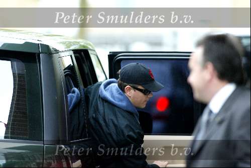 Amsterdam 2 mei 2004
Matt Damon met George Clooney bij Amstel Hotel.
De beveiliging (security)