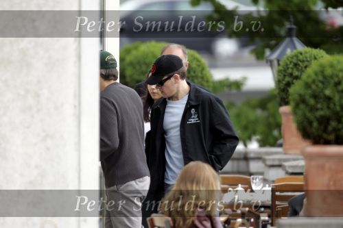 Amsterdam 3 mei 2004
Matt Damon met vriendin Luciana en George Clooney op terras bij het Amstel Hotel.