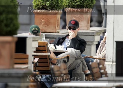 Amsterdam 3 mei 2004
Matt Damon met vriendin Luciana en George Clooney op terras bij het Amstel Hotel.