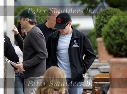 Amsterdam 3 mei 2004
Matt Damon met vriendin Luciana en George Clooney op terras bij het Amstel Hotel.