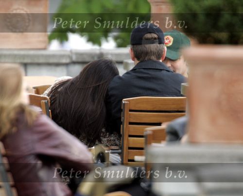 Amsterdam 3 mei 2004
Matt Damon met vriendin Luciana en George Clooney op terras bij het Amstel Hotel.