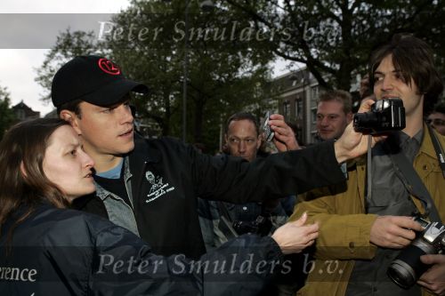Amsterdam 11 mei 2004
Matt Damon met fans op de foto bij het Amstel Hotel.