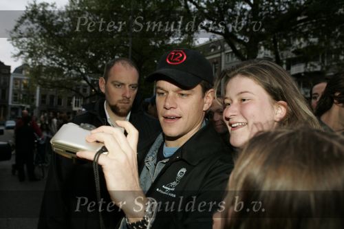 Amsterdam 11 mei 2004
Matt Damon met fans op de foto bij het Amstel Hotel.