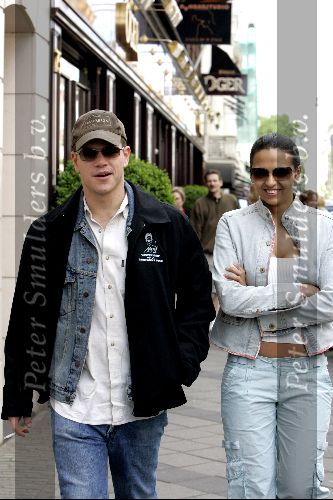 Amsterdam 21 mei 2004
Matt Damon winkelen op PC Hooftstraat met zijn vriendin.