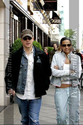 Amsterdam 21 mei 2004
Matt Damon winkelen op PC Hooftstraat met zijn vriendin.