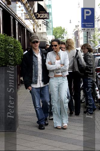 Amsterdam 21 mei 2004
Matt Damon winkelen op PC Hooftstraat met zijn vriendin.