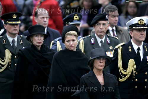 Amsterdam 4 mei 2004
Dodenherdenking op de dam met Koningin Beatrix Maxima en Prins Willem Alexander.