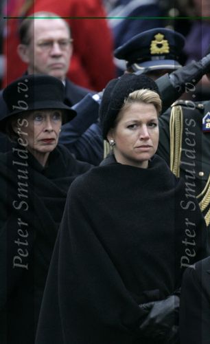 Amsterdam 4 mei 2004
Dodenherdenking op de dam met Koningin Beatrix Maxima en Prins Willem Alexander.