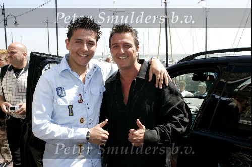 Volendam 19 mei 2004
Jan Smit uitreiking nieuwe cd en nieuw BMW X3.
Jan Smit en Mickey Harren