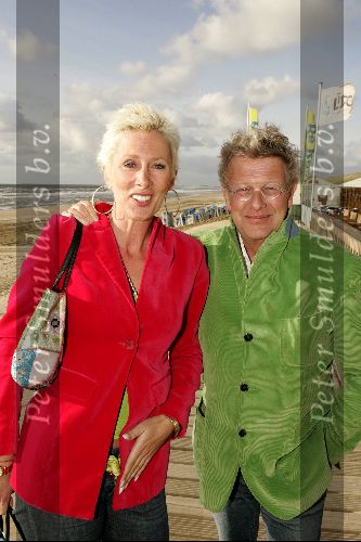 Bloemendaal 12 mei 2004
Feestje van Leco  Zadelhoff in strandtent vroeger.
Monique des Bouvrie Jan des Bouvrie