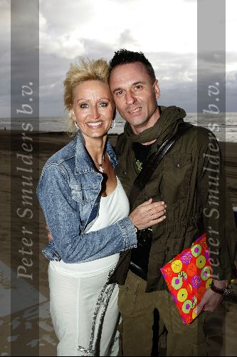 Bloemendaal 12 mei 2004
Feestje van Leco  Zadelhoff in strandtent vroeger.
Natasja Froger met een kennis