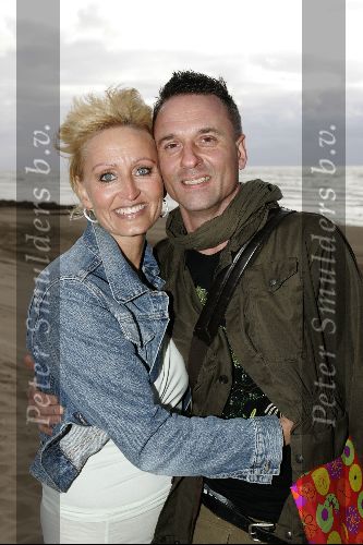 Bloemendaal 12 mei 2004
Feestje van Leco  Zadelhoff in strandtent vroeger.
Natasja Froger met een kennis