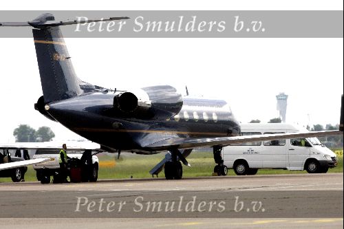 Amsterdam 21 mei 2004
Brad Pitt George Clooney vliegen met een prive vliegtuig naar Parijs vanaf  schiphol oost