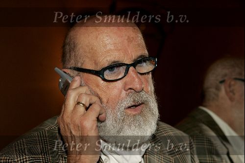 Vianen 7 mei 2004
Pierre Kartner bij Hotel Vianen met gsm