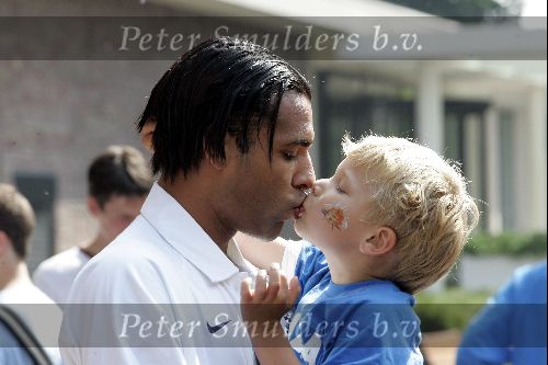 Amsterdam 8 juni 2004
Pierre v Hooijdonk met zoon en vriendin  bij vertrek Nederlands elftal naar Portugal.
