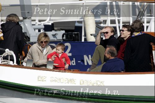 Muiden 9 mei 2004
Koningin Beatrix Prins Constantijn Prinses Laurentien varen met Groene Draeck.
Prinses Eloise en prins Carlos