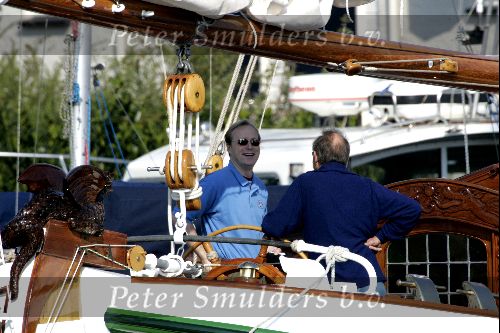 Muiden 9 mei 2004
Koningin Beatrix Prins Constantijn Prinses Laurentien varen met Groene Draeck.
Prins Carlos