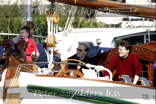 Muiden 9 mei 2004
Koningin Beatrix Prins Constantijn Prinses Laurentien varen met Groene Draeck.
Prinses Eloise en prins Carlos