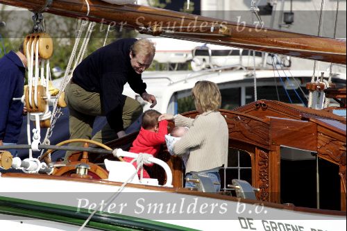 Muiden 9 mei 2004
Koningin Beatrix Prins Constantijn Prinses Laurentien varen met Groene Draeck.
Prinses Eloise en prins Claus  Cazimier
