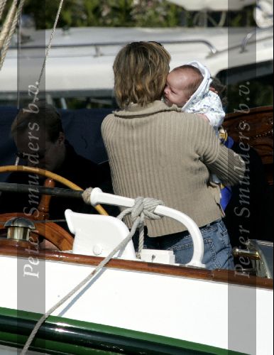 Muiden 9 mei 2004
Koningin Beatrix Prins Constantijn Prinses Laurentien varen met Groene Draeck.
prins Claus  Cazimier