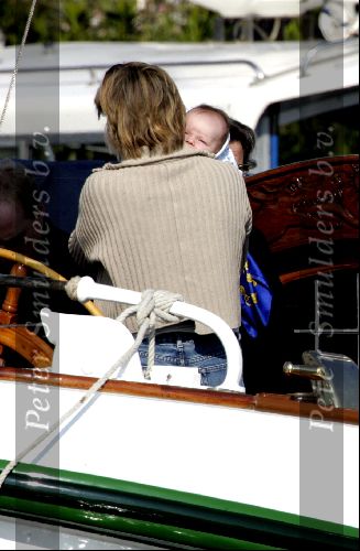Muiden 9 mei 2004
Koningin Beatrix Prins Constantijn Prinses Laurentien varen met Groene Draeck.
Prinses Eloise en prins Claus  Cazimier