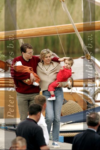 Muiden 9 mei 2004
Koningin Beatrix varen met Prins Constantijn Prinses Laurentien en Prinses Elouise en Prins Claus