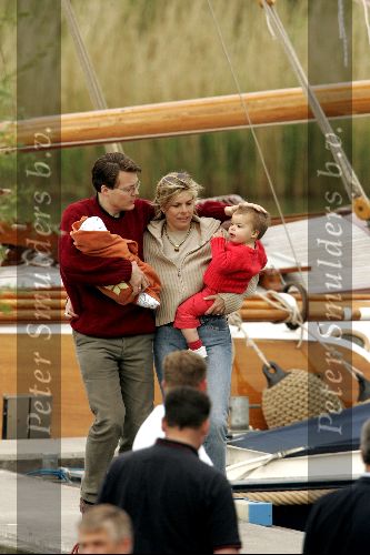 Muiden 9 mei 2004
Koningin Beatrix varen met Prins Constantijn Prinses Laurentien en Prinses Elouise en Prins Claus