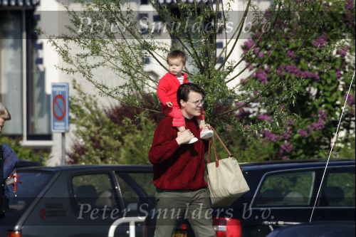 Muiden 9 mei 2004
Koningin Beatrix Prins Constantijn Prinses Laurentien varen met Groene Draeck.
Prinses Eloise en prins Claus  Cazimier