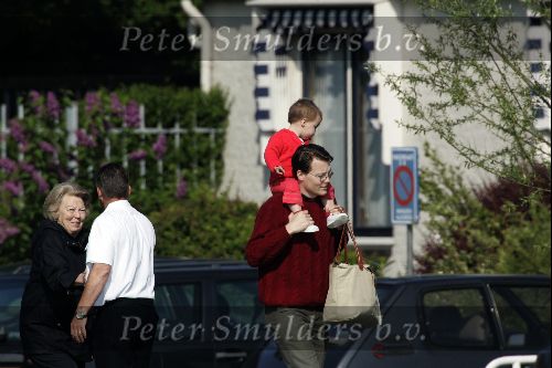 Muiden 9 mei 2004
Koningin Beatrix Prins Constantijn Prinses Laurentien varen met Groene Draeck.