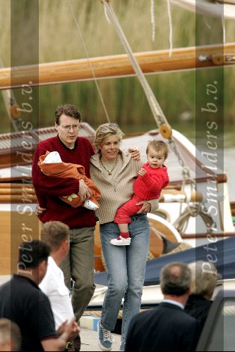Muiden 9 mei 2004
Koningin Beatrix varen met Prins Constantijn Prinses Laurentien en Prinses Elouise en Prins Claus