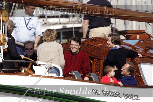 Muiden 9 mei 2004
Koningin Beatrix Prins Constantijn Prinses Laurentien varen met Groene Draeck.
Prinses Eloise.