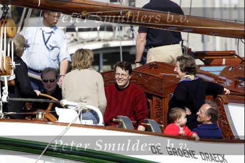 Muiden 9 mei 2004
Koningin Beatrix Prins Constantijn Prinses Laurentien varen met Groene Draeck.
Prinses Eloise.