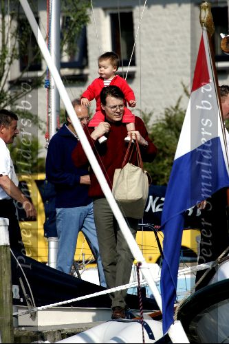 Muiden 9 mei 2004
Koningin Beatrix Prins Constantijn Prinses Laurentien varen met Groene Draeck.